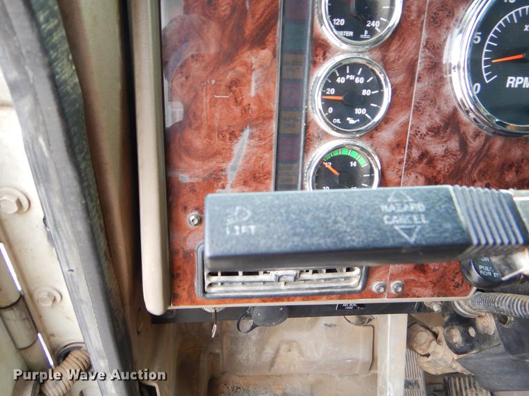 image for item EO9647 2007 International 9400i semi truck