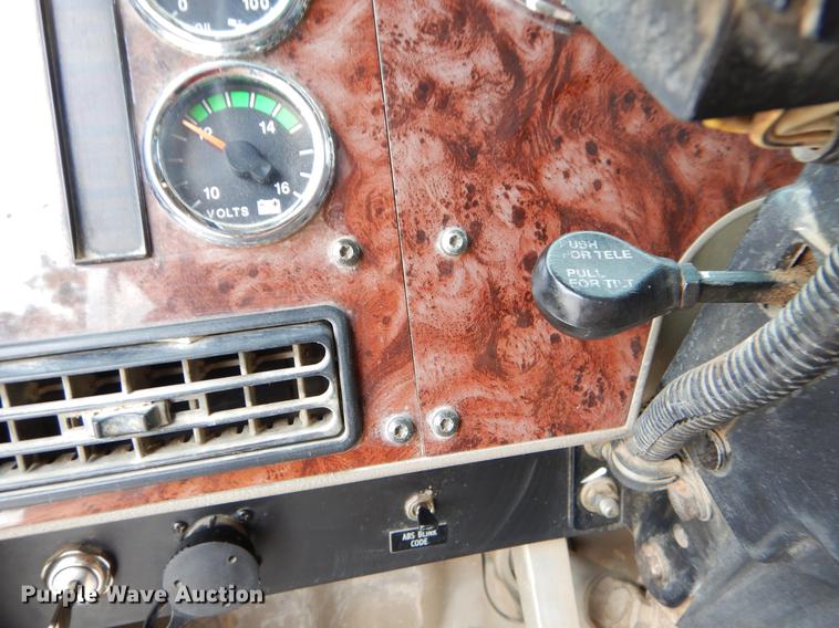 image for item EO9647 2007 International 9400i semi truck