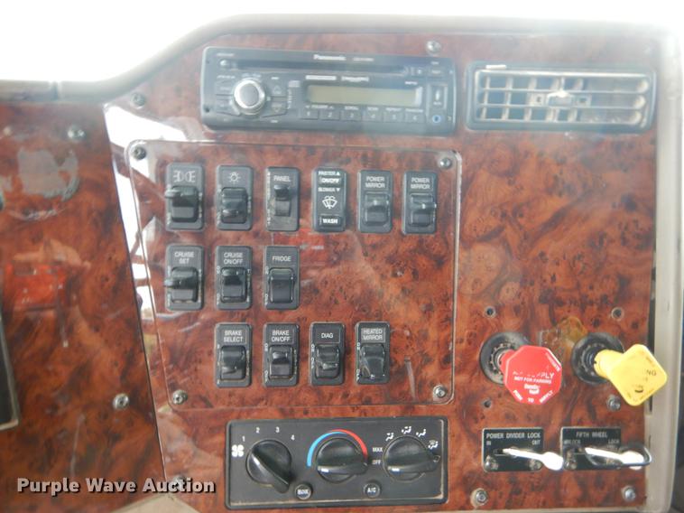 image for item EO9647 2007 International 9400i semi truck