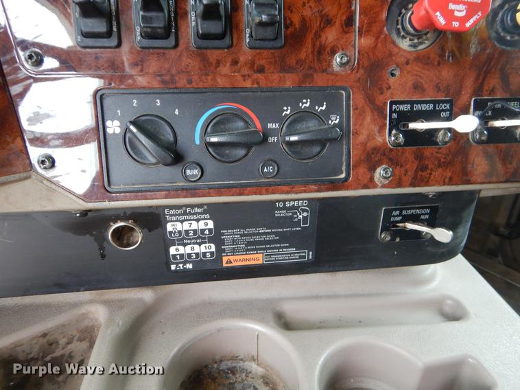 image for item EO9647 2007 International 9400i semi truck