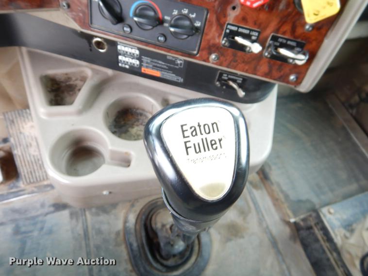 image for item EO9647 2007 International 9400i semi truck