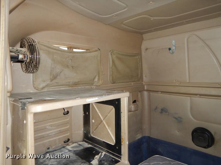 image for item EO9647 2007 International 9400i semi truck