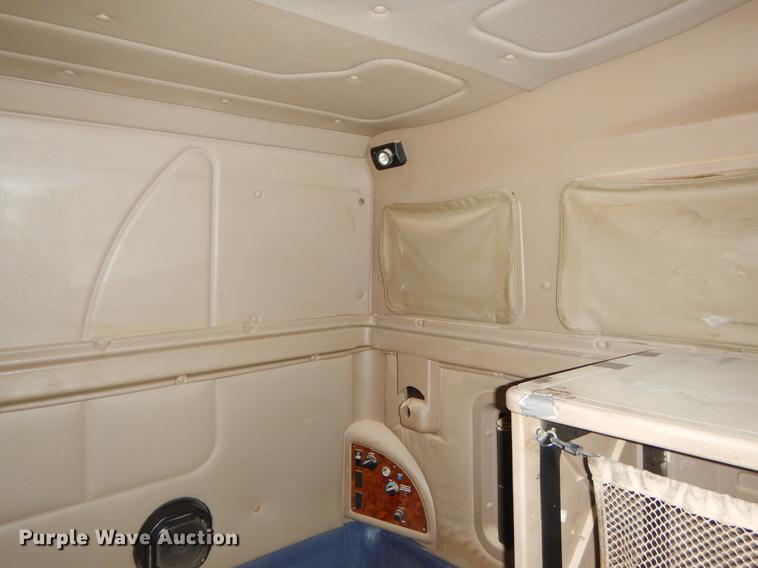 image for item EO9647 2007 International 9400i semi truck