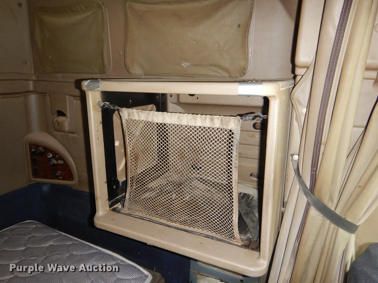 image for item EO9647 2007 International 9400i semi truck