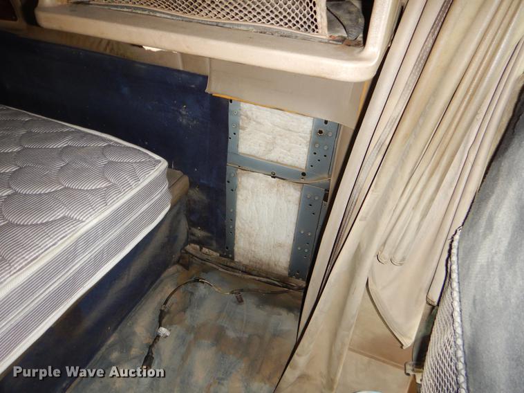 image for item EO9647 2007 International 9400i semi truck