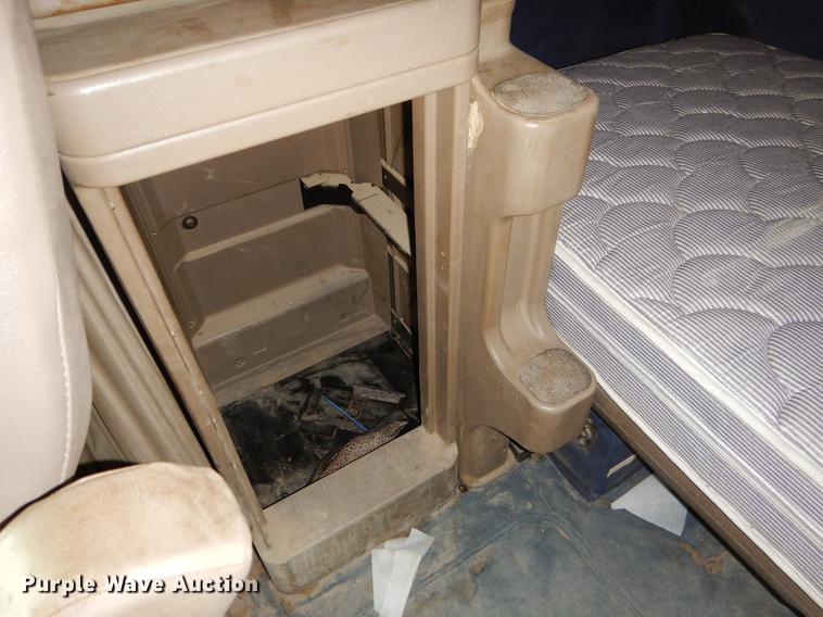 image for item EO9647 2007 International 9400i semi truck