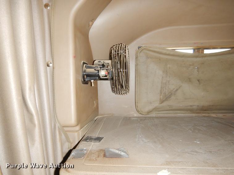 image for item EO9647 2007 International 9400i semi truck