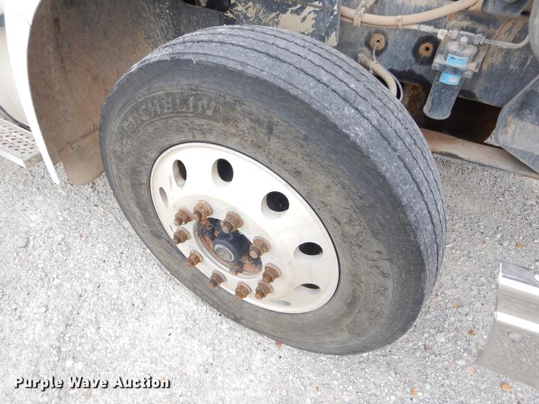 image for item EO9647 2007 International 9400i semi truck