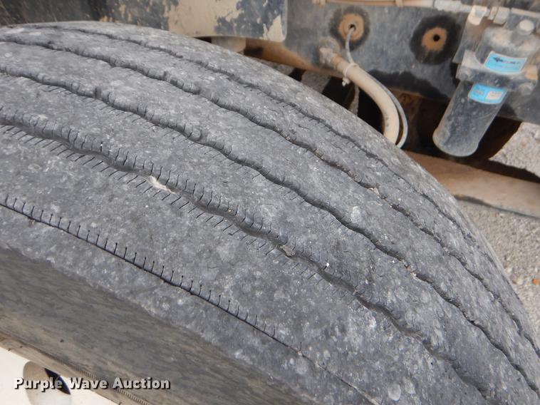 image for item EO9647 2007 International 9400i semi truck