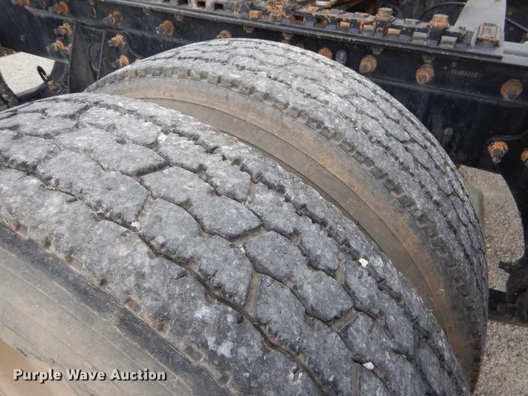 image for item EO9647 2007 International 9400i semi truck