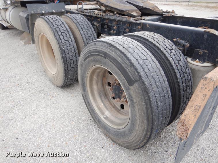 image for item EO9647 2007 International 9400i semi truck