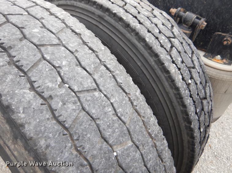 image for item EO9647 2007 International 9400i semi truck