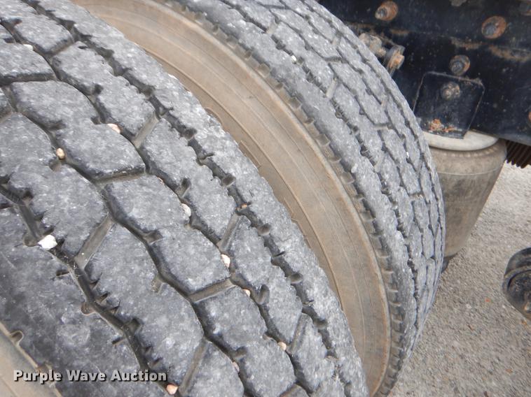 image for item EO9647 2007 International 9400i semi truck