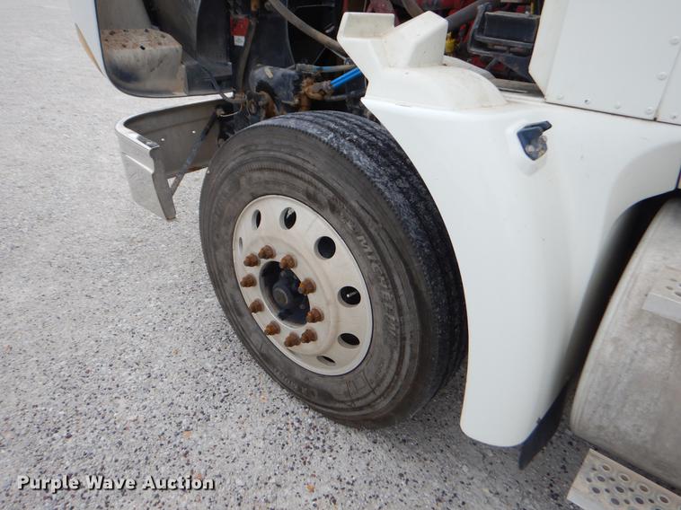 image for item EO9647 2007 International 9400i semi truck