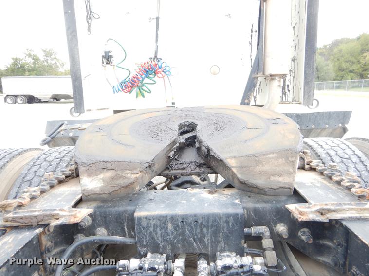 image for item EO9647 2007 International 9400i semi truck