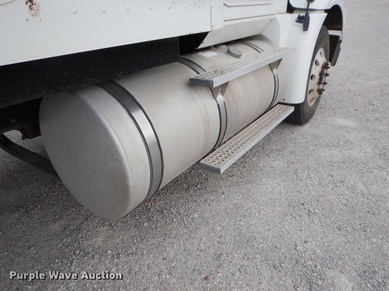 image for item EO9647 2007 International 9400i semi truck