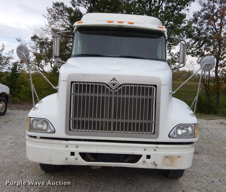 image for item EO9648 2007 International 9400i semi truck