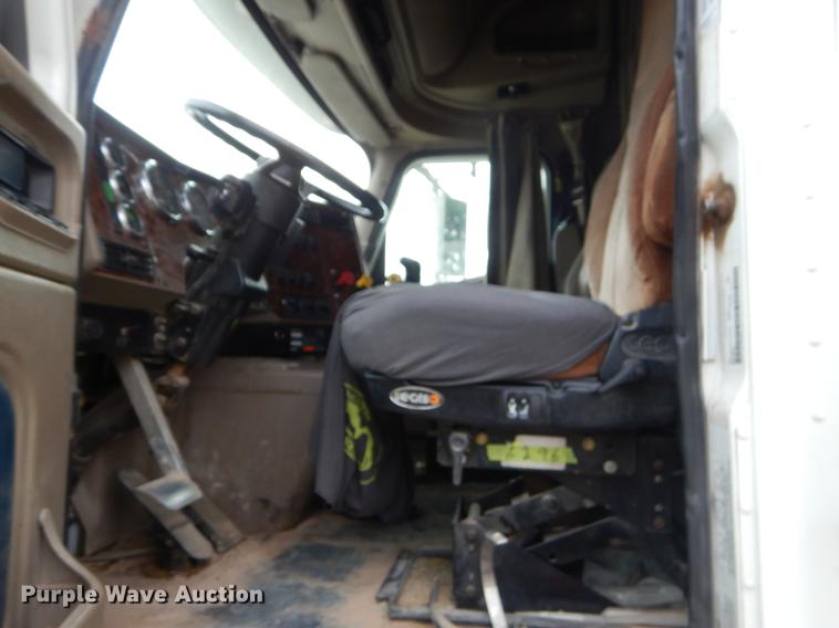 image for item EO9648 2007 International 9400i semi truck