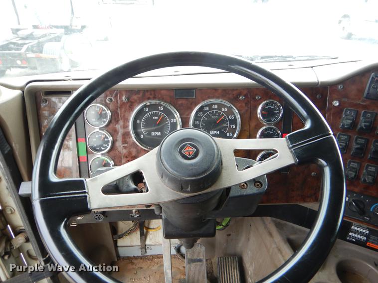 image for item EO9648 2007 International 9400i semi truck