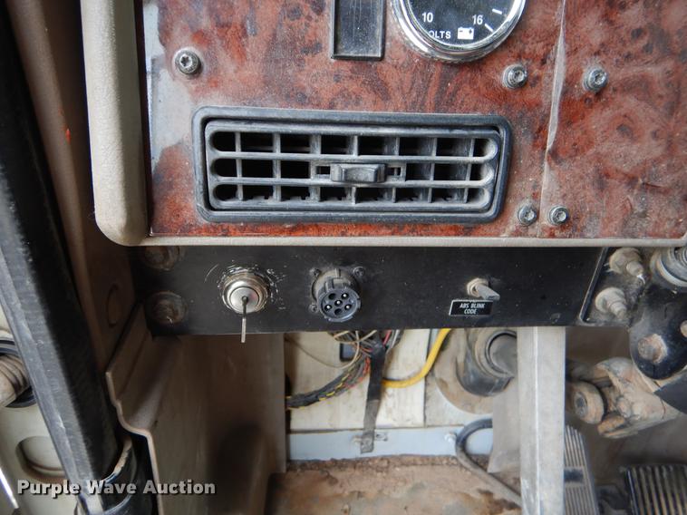 image for item EO9648 2007 International 9400i semi truck