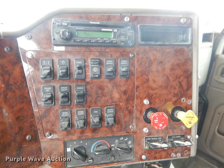 image for item EO9648 2007 International 9400i semi truck