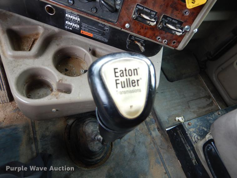 image for item EO9648 2007 International 9400i semi truck