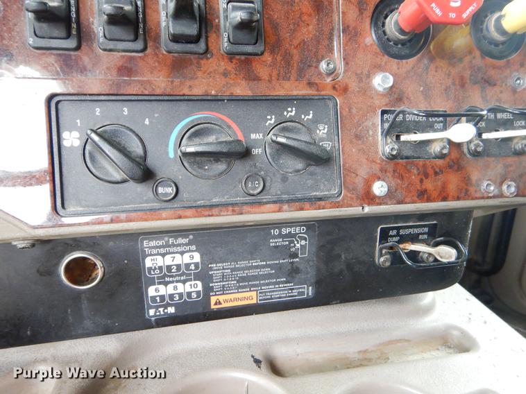 image for item EO9648 2007 International 9400i semi truck