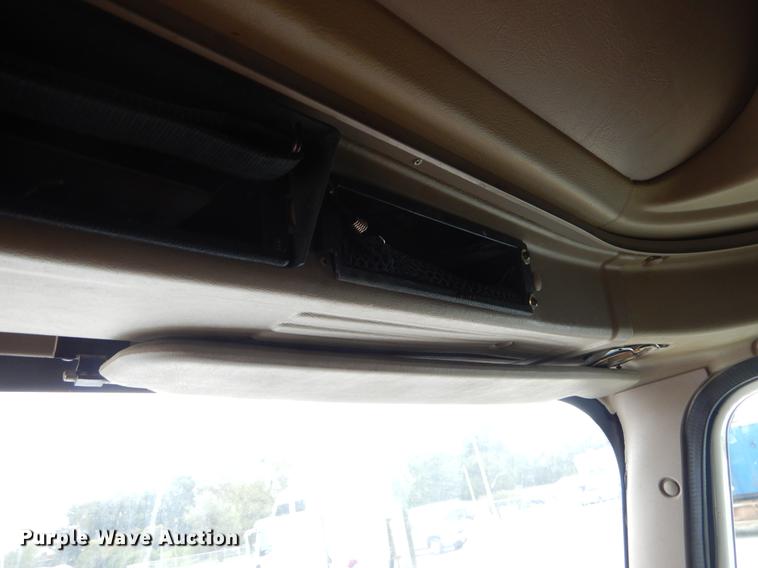 image for item EO9648 2007 International 9400i semi truck