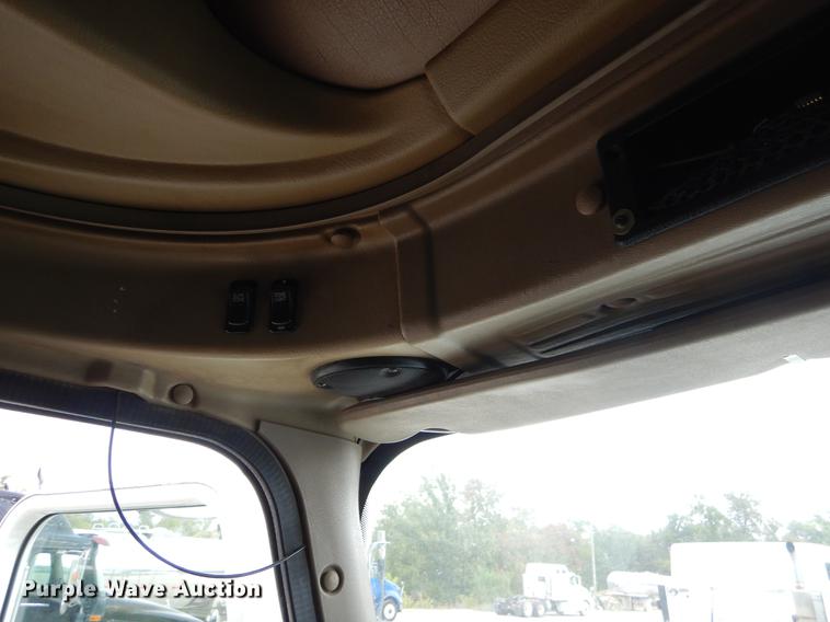 image for item EO9648 2007 International 9400i semi truck