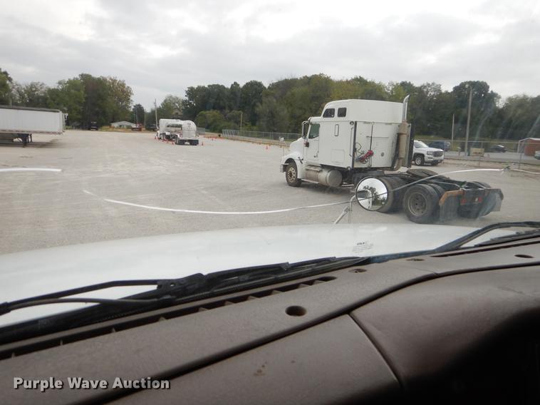 image for item EO9648 2007 International 9400i semi truck