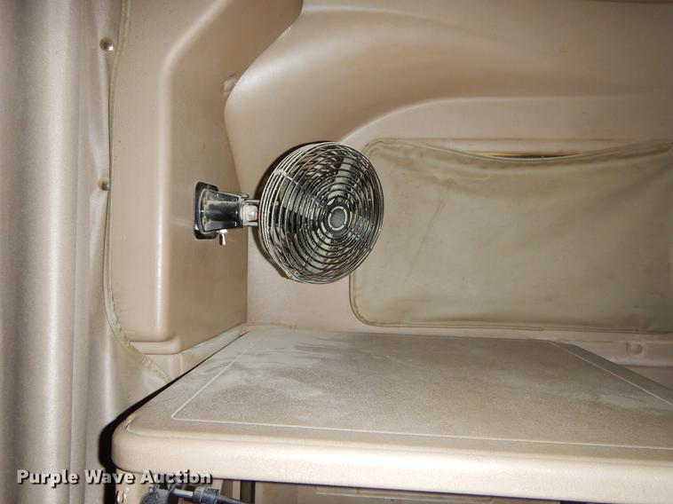 image for item EO9648 2007 International 9400i semi truck