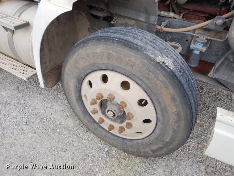 image for item EO9648 2007 International 9400i semi truck