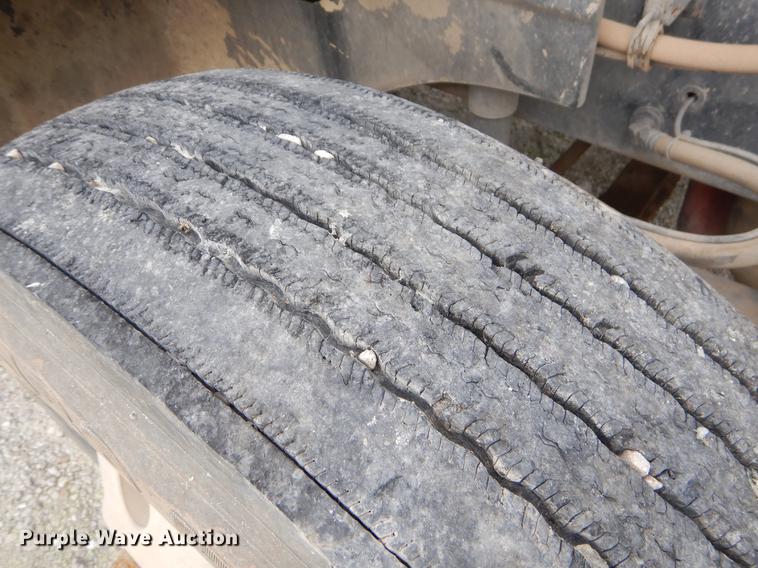 image for item EO9648 2007 International 9400i semi truck