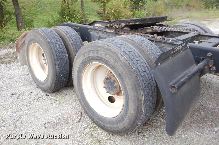 image for item EO9648 2007 International 9400i semi truck