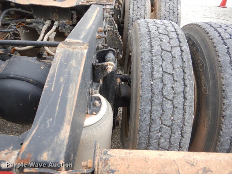 image for item EO9648 2007 International 9400i semi truck