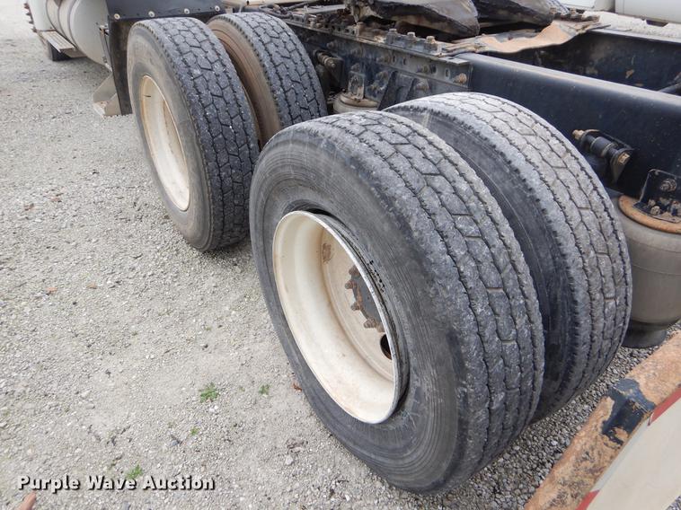 image for item EO9648 2007 International 9400i semi truck