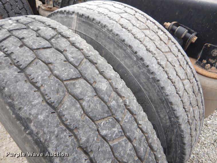 image for item EO9648 2007 International 9400i semi truck