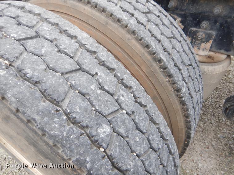 image for item EO9648 2007 International 9400i semi truck