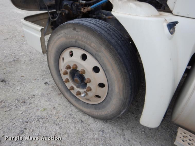 image for item EO9648 2007 International 9400i semi truck