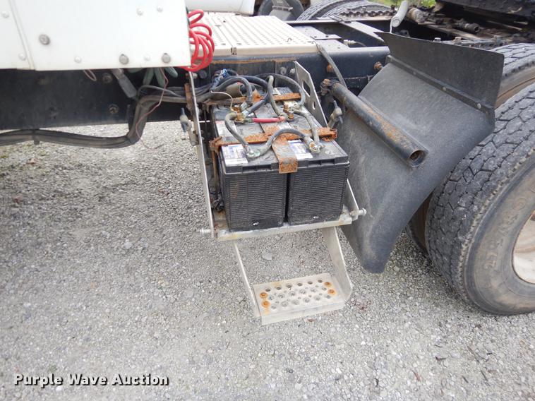 image for item EO9648 2007 International 9400i semi truck