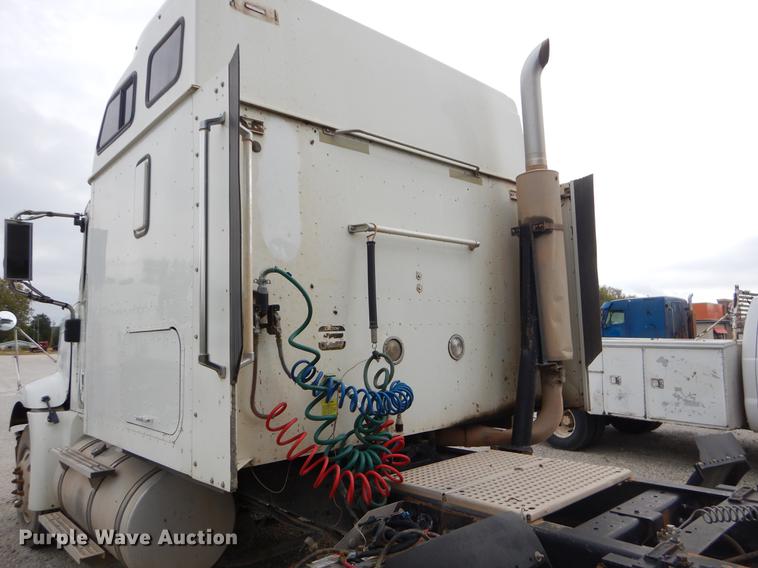 image for item EO9648 2007 International 9400i semi truck