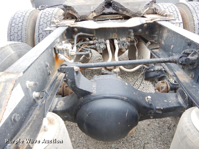 image for item EO9648 2007 International 9400i semi truck