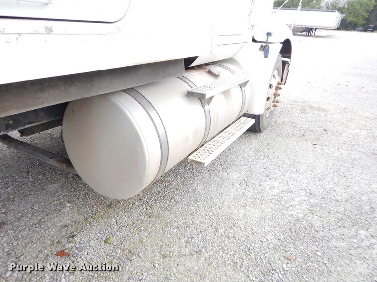 image for item EO9648 2007 International 9400i semi truck