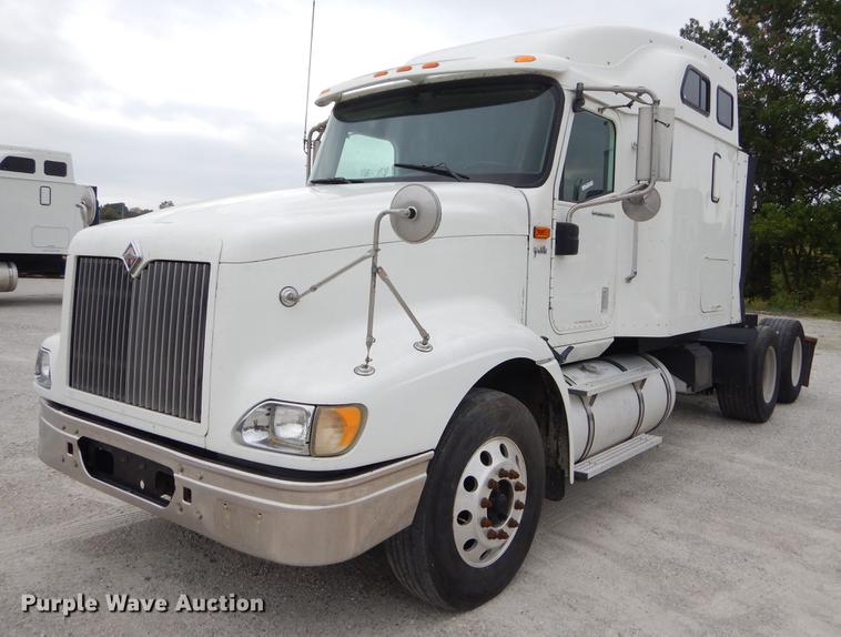 image for item EO9649 2006 International 9400i semi truck
