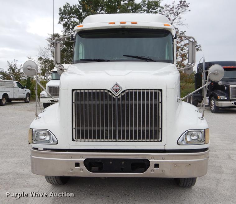 image for item EO9649 2006 International 9400i semi truck