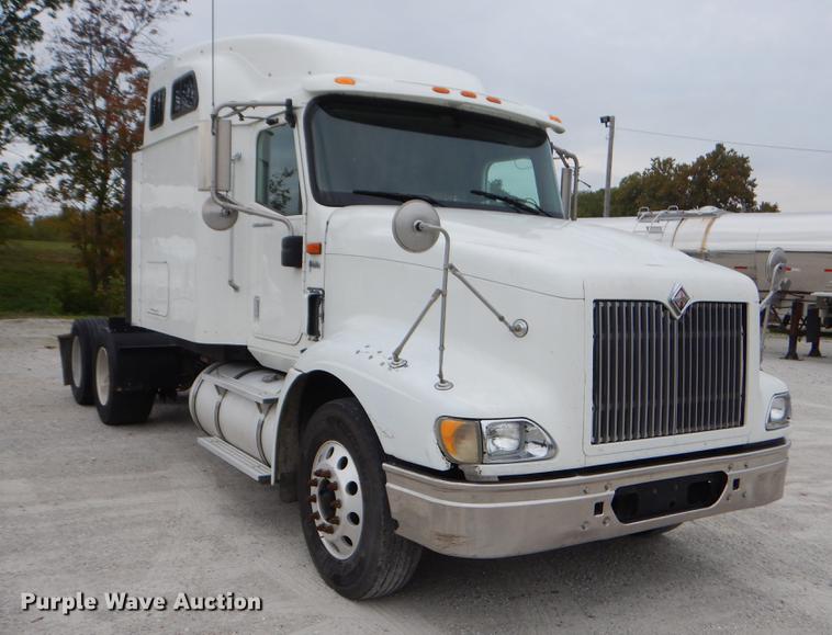 image for item EO9649 2006 International 9400i semi truck