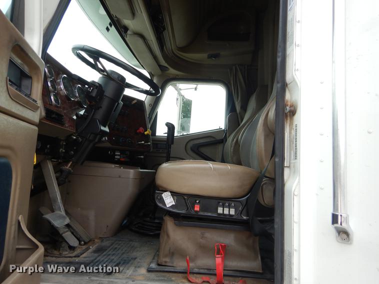 image for item EO9649 2006 International 9400i semi truck