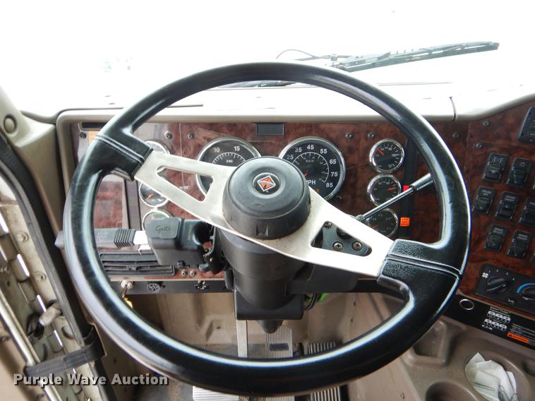 image for item EO9649 2006 International 9400i semi truck