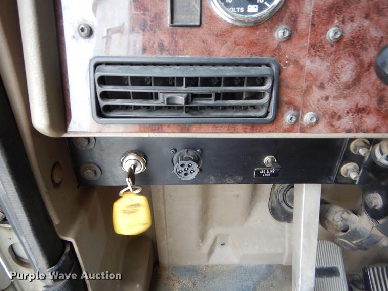 image for item EO9649 2006 International 9400i semi truck