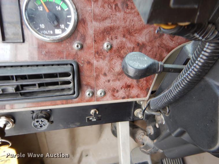 image for item EO9649 2006 International 9400i semi truck